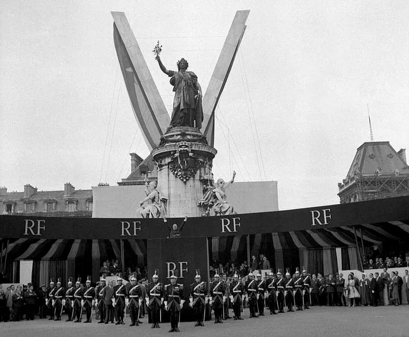 Charles de GAULLE place de la République le 4 septembre 1958