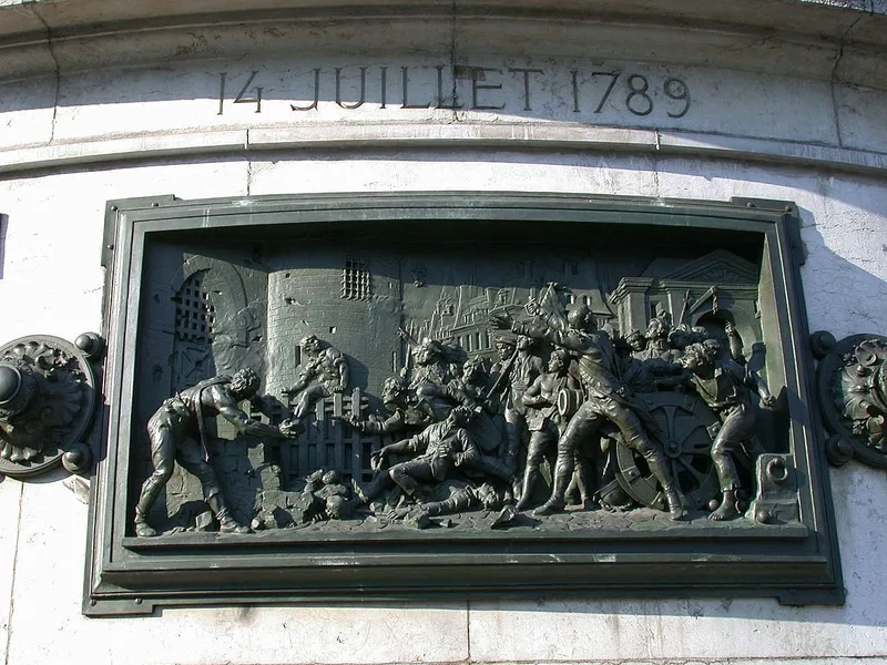 Deux des 12 hauts-reliefs du piédestal. Le Serment du jeu de paume et la prise de la Bastille