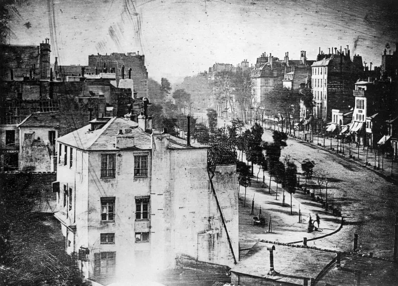 1er daguerréotype représentant un être humain, souvent publié à l'envers, et tel qu'il a été pris en 1855, en direction du boulevard du Temple