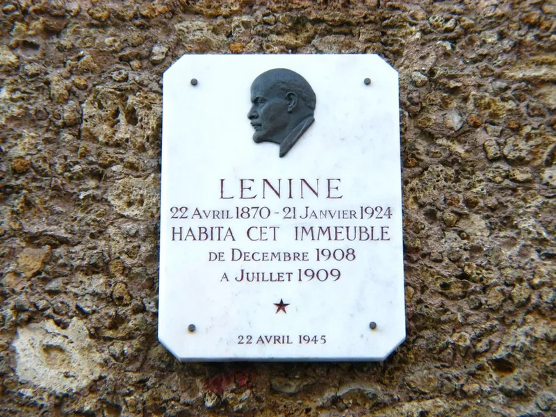 L'immeuble où habitait la famille Oulianov — la plaque rappelant le séjour de Lénine