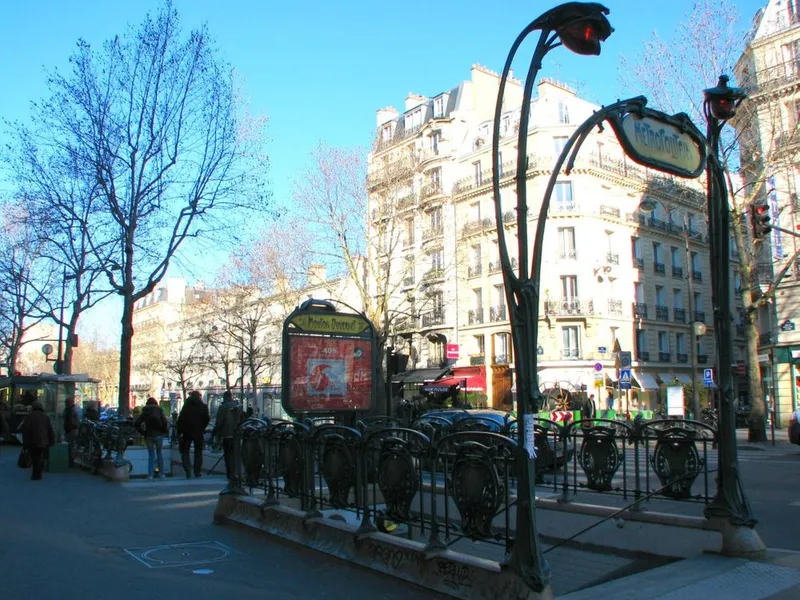 Bouche de métro style Art Nouveau d'Hector Guimard