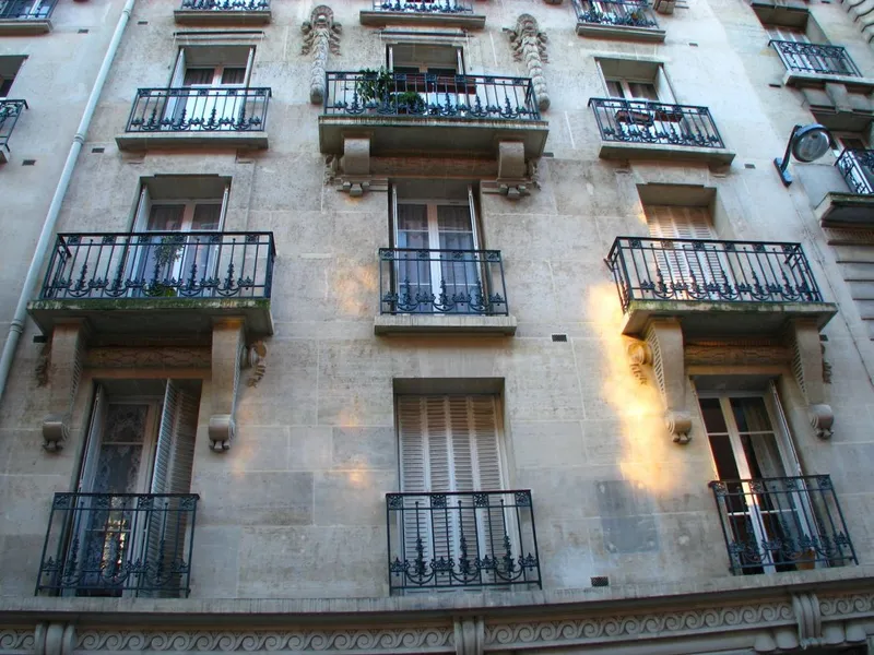 La plaque enlevée, dont on voit encore la trace sur la façade