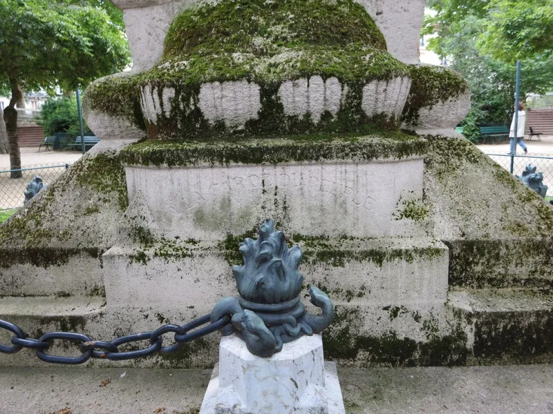 Michel SERVET — inscription « à la garde du peuple » sur le socle de la statue