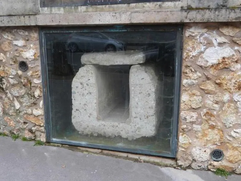 Borne marquant le passage d'un aqueduc gallo-romain — coupe de l'aqueduc