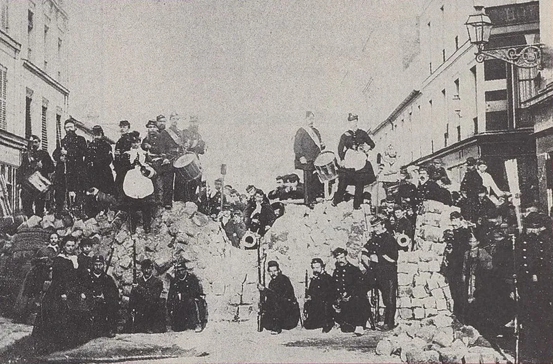 Barricade dans la rue de Charonne, à hauteur de la rue Basfroi
