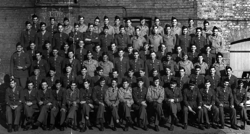 Soldats espagnols de la 2ème DB qui participèrent à la Libération de Paris, sur le half-track « Guadalajara » — l'ensemble du groupe à la caserne Reuilly