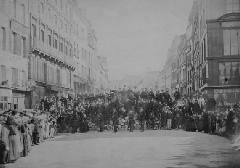 Barricade sous la Commune, à l'entrée du Faubourg