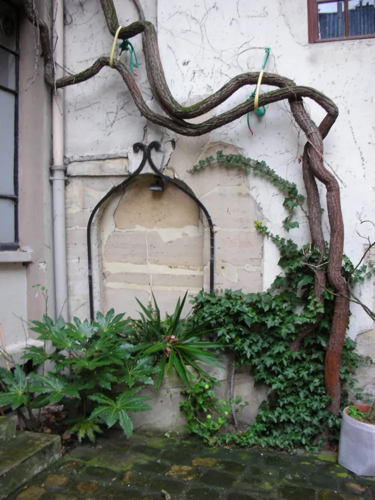 Cour du Nom de Jésus — Vieux puits