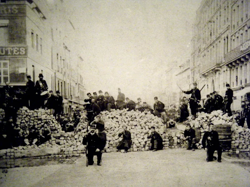 Une barricade pendant la Commune, à hauteur de la rue de Charonne