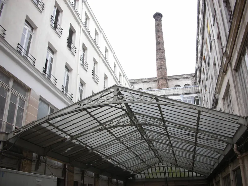 La cour des Bourguignons et sa verrière