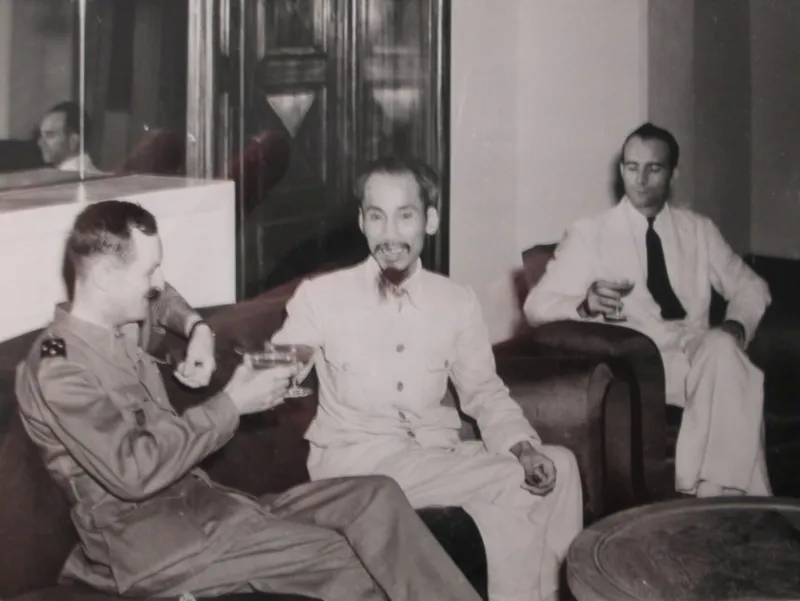 Hô Chi Minh avec le général Leclerc