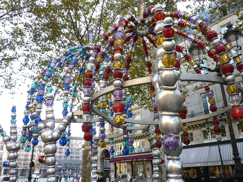 Bouche du métro Palais-Royal de Jean-Michel Othoniel