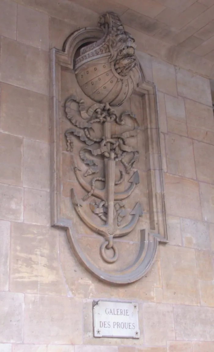 Ministère de la Culture et ses "chères" colonnes de Buren. Galerie des Proues