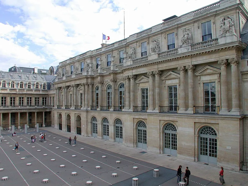Le péristyle de Chartres, surmonté du Conseil constitutionnel. Le Conseil d'État