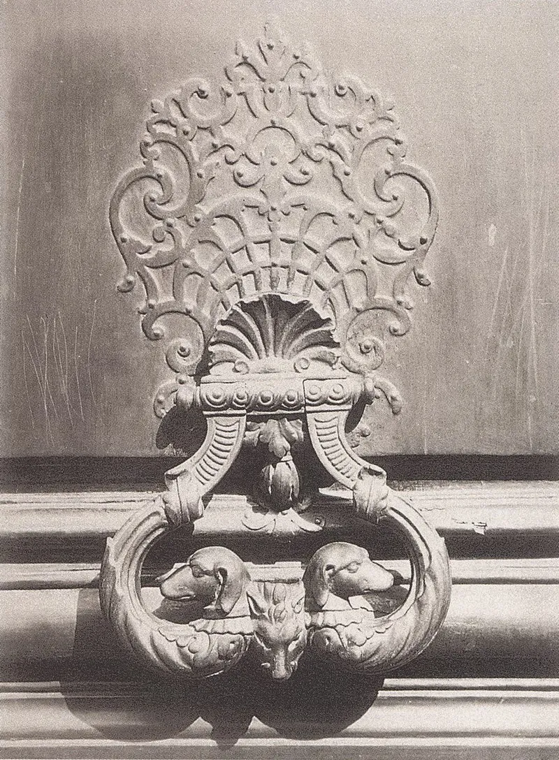 Hôtel du Grand Veneur heurtoir Atget