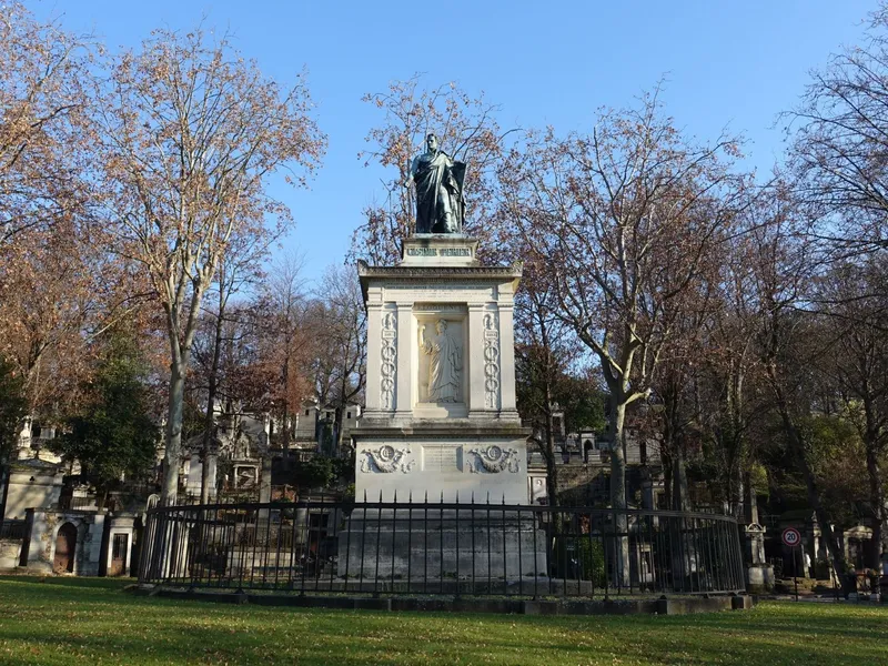 La tombe de Casimir Perier, rond-point central.