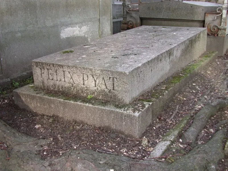 La tombe de Félix Pyat, 46e division.