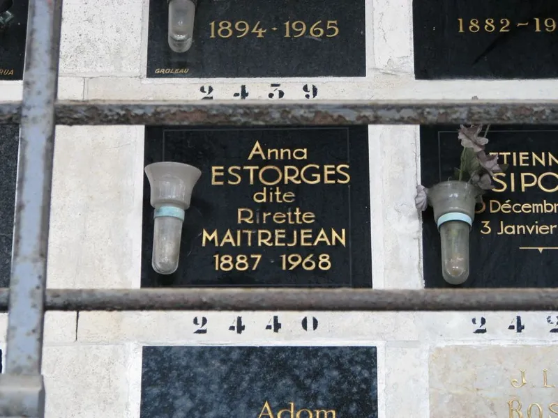 La case de Rirette Maîtrejean, columbarium 2439.