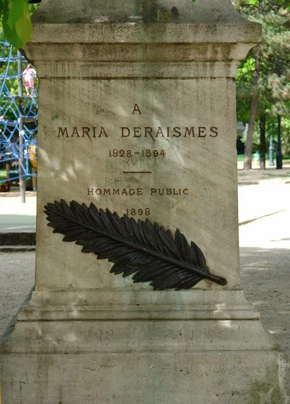 Statue de Maria Deraisme socle