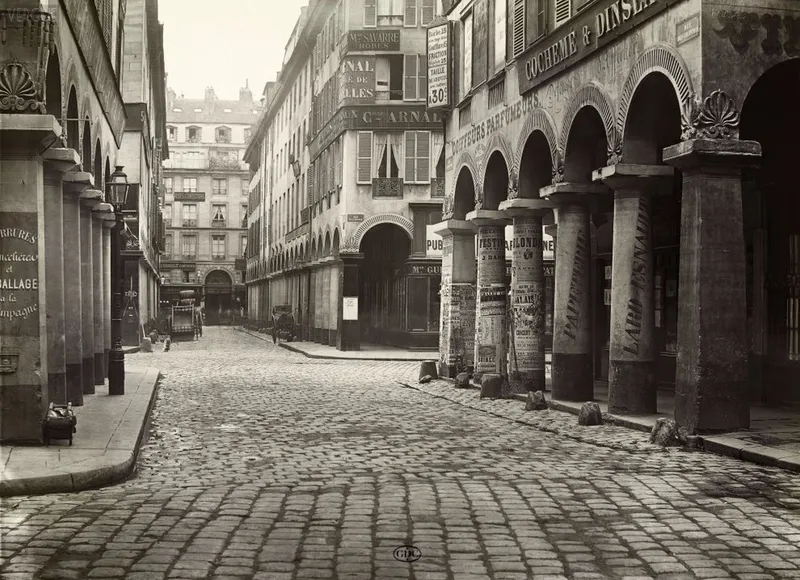 Rue des Colonnes aujourd'hui et hier, par Marville