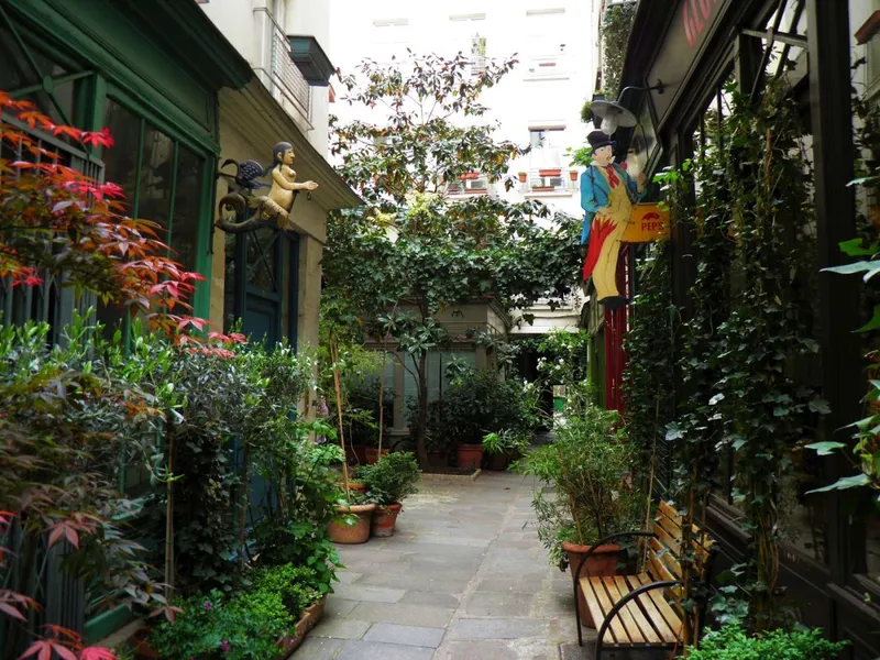 Le passage de l'Ancre, le plus fleuri de Paris