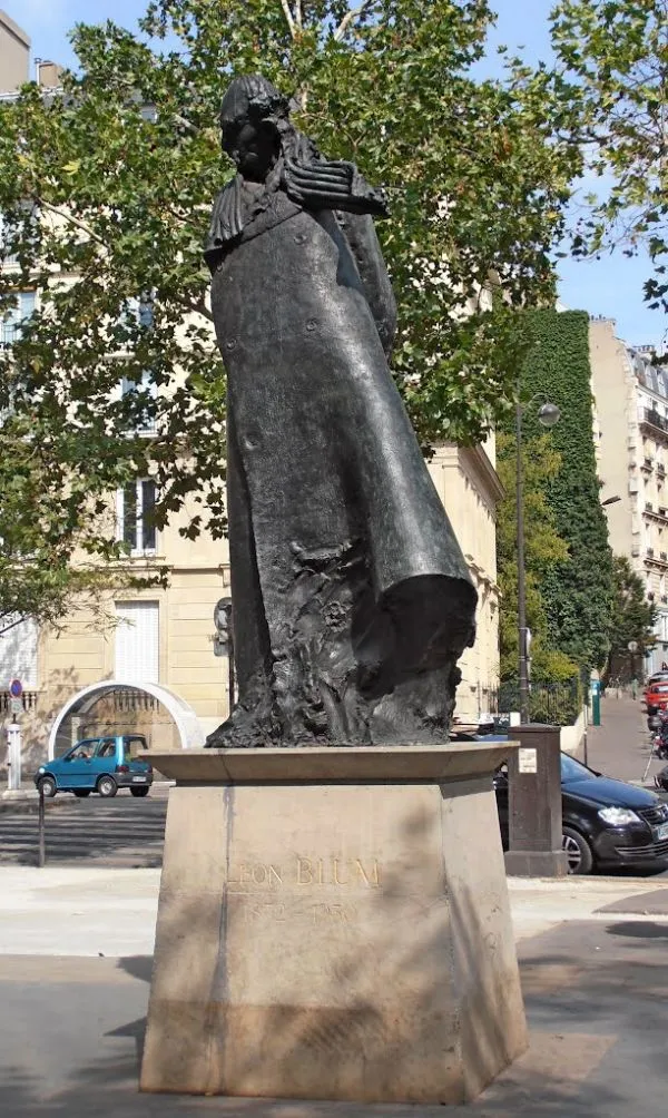 Léon BLUM — sa statue devant la mairie du 11e