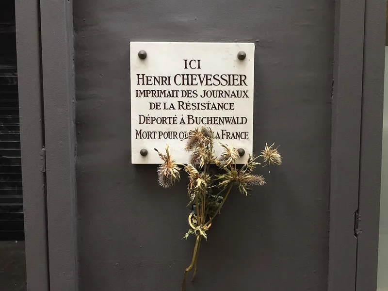Le passage des Gravilliers, plaque à la mémoire d'Henri CHEVESSIER