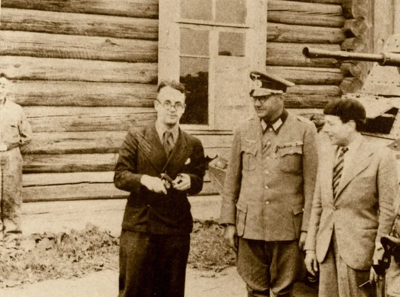 Claude JEANTET, avec Jacques DORIOT en uniforme nazi et BRASILLACH
