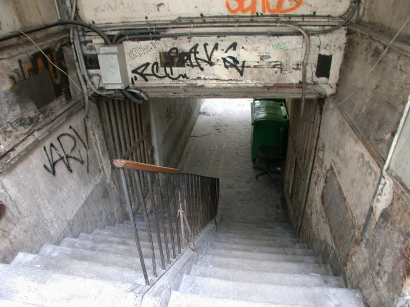 Le passage Ste Foy — l'escalier témoignant du dénivelé de l'ancienne muraille