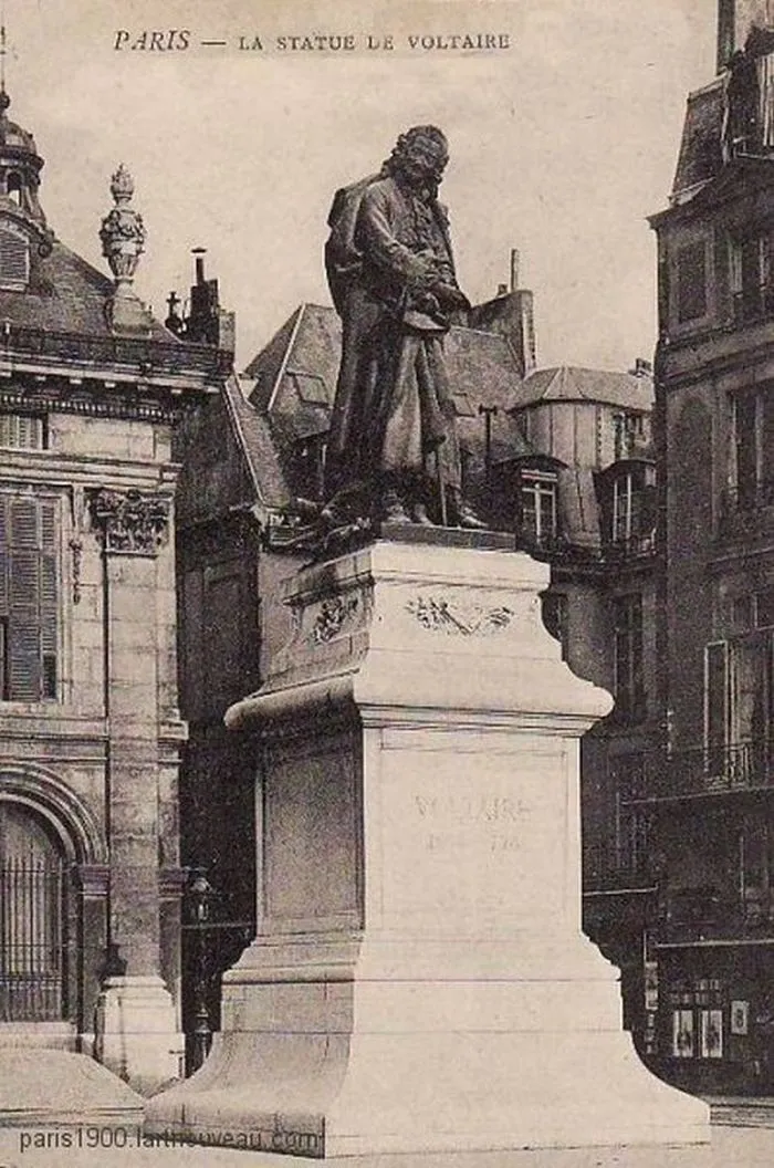 La statue actuelle de Voltaire, et celle détruite par Vichy