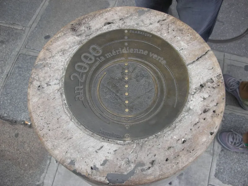 Médaillon Arago — plot de la méridienne de Paris sur la place du Palais Royal