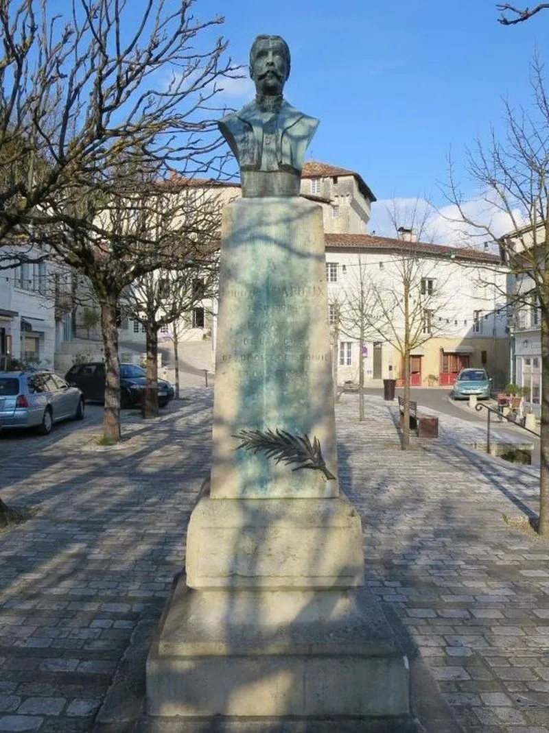 Ludovic Trarieux — son monument à Aubeterre, son village natal