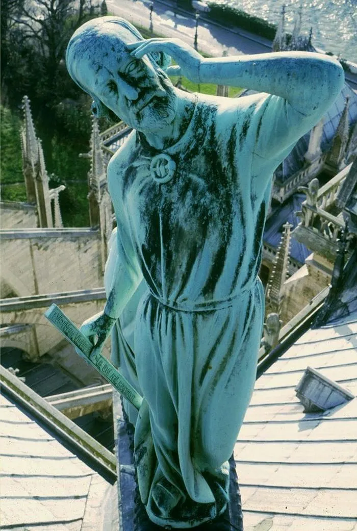 Eugène-Emmanuel Viollet-le-Duc, par Nadar, et parmi les anges de la flèche de Notre-Dame