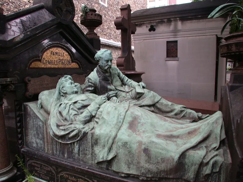 Charles PIGEON — sa tombe au cimetière Montparnasse, garnie de lampes, bien sûr