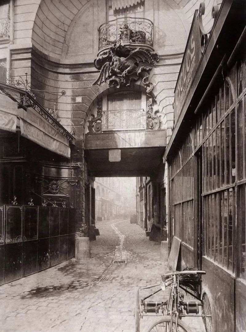 Copie du dragon qui donna son nom à la cour puis à la rue — l’original par Atget