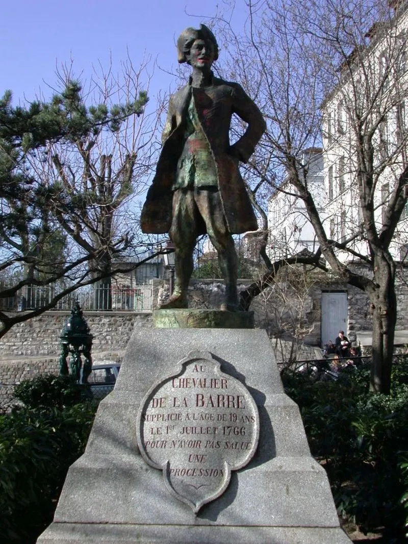 Le chevalier de la Barre — la statue originale, et celle qui l'a remplacée