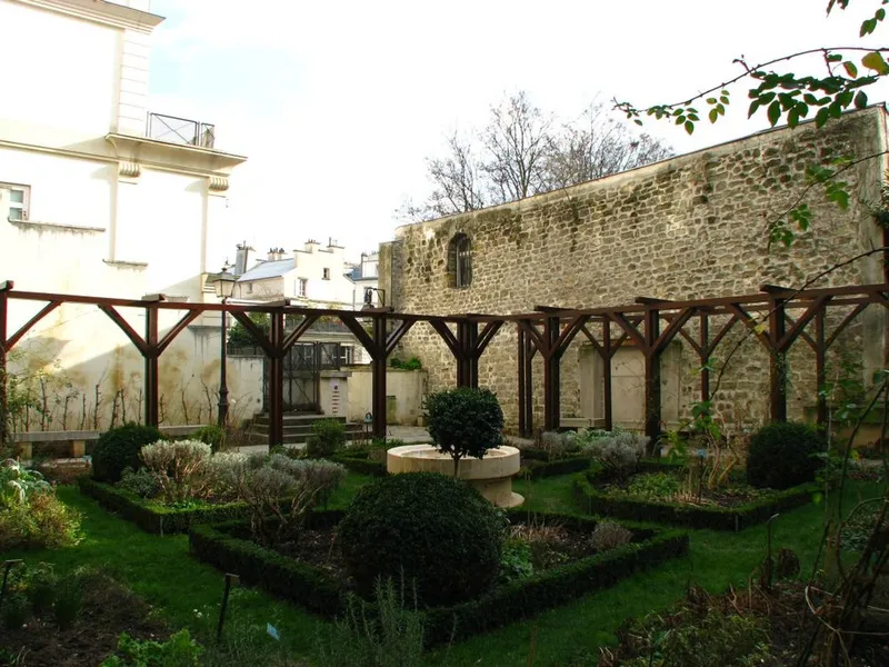 Le passage des Abbesses et son jardin