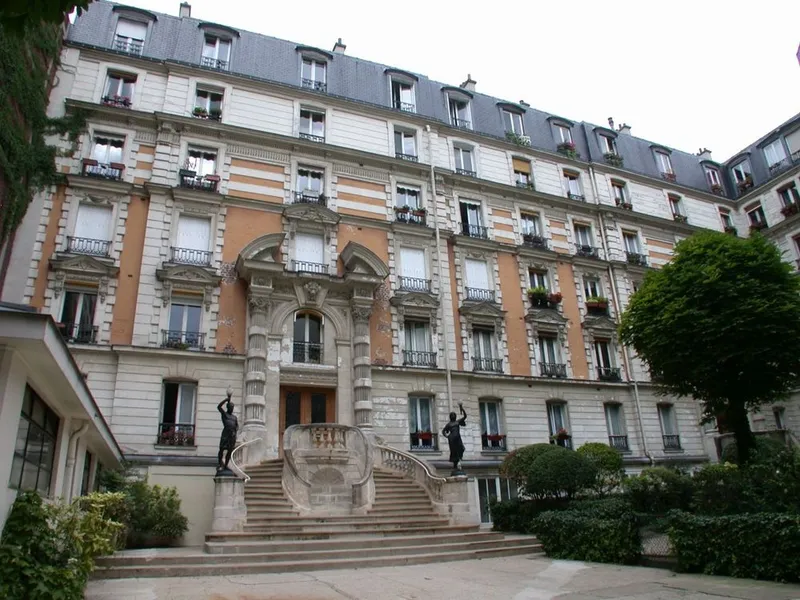 Bas-relief insolite des combats de 1830 dans la villa des Platanes