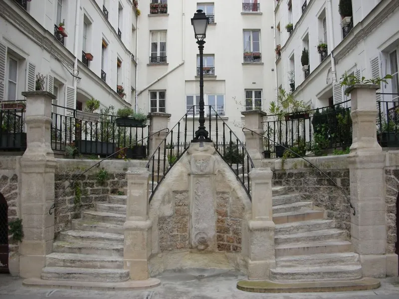 La cour remarquable du 40 rue Durantin
