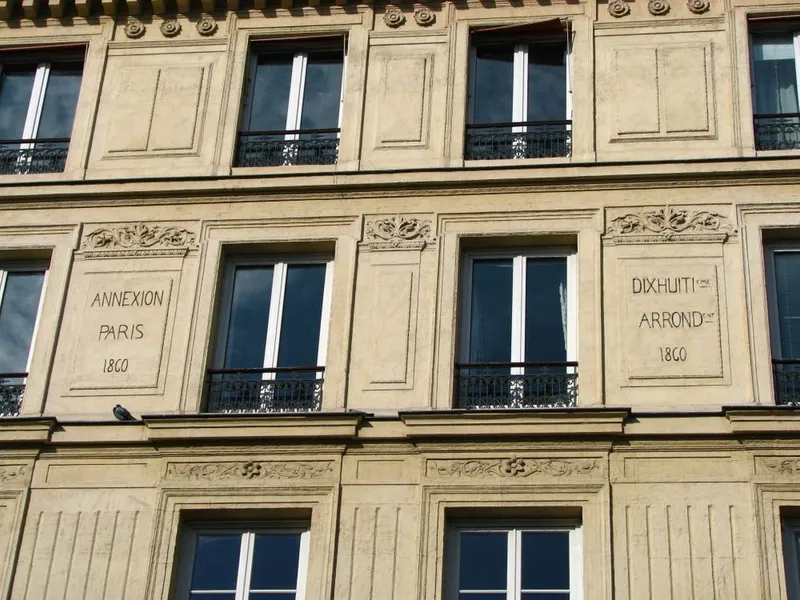Inscription commémorant le rattachement à Paris