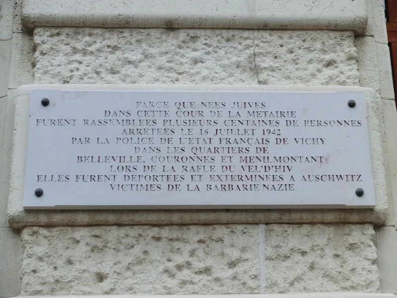 La cour de la Métairie — plaque en mémoire des juifs livrés aux nazis par la police française