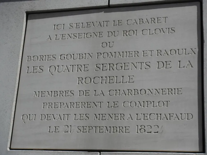 Les Quatre sergents de La Rochelle et la plaque à l'emplacement du cabaret du Roi Clovis