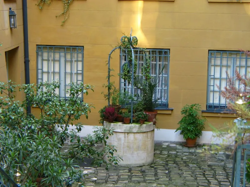 Une ancienne brûlerie de café et son puits