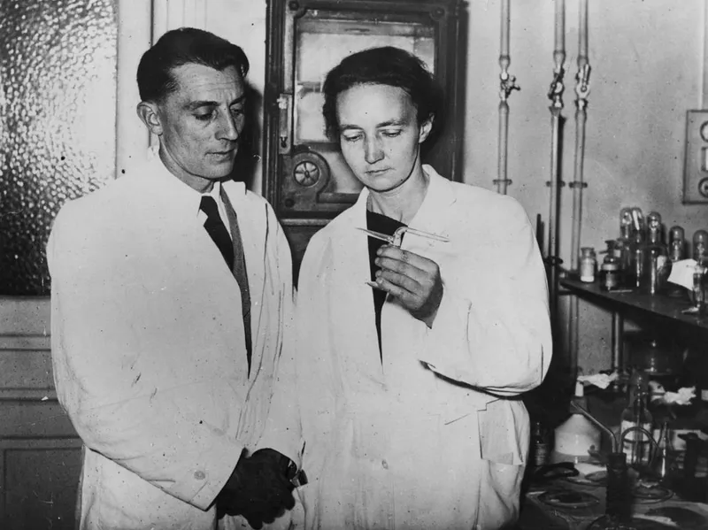 Frédéric Joliot, dit Joliot-Curie, avec Irène dans leur laboratoire