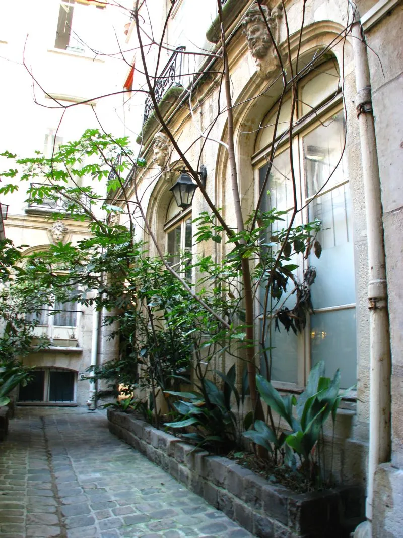 Cour du 67, avec ses superbes mascarons