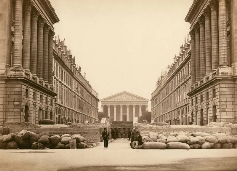 Barricade sous la Commune à l'entrée de la rue Royale