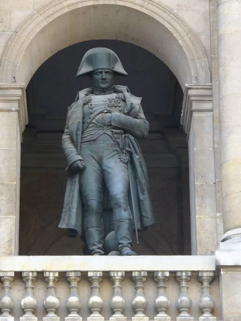 La colonne aux vainqueurs d'Austerlitz — effigie du « petit caporal »